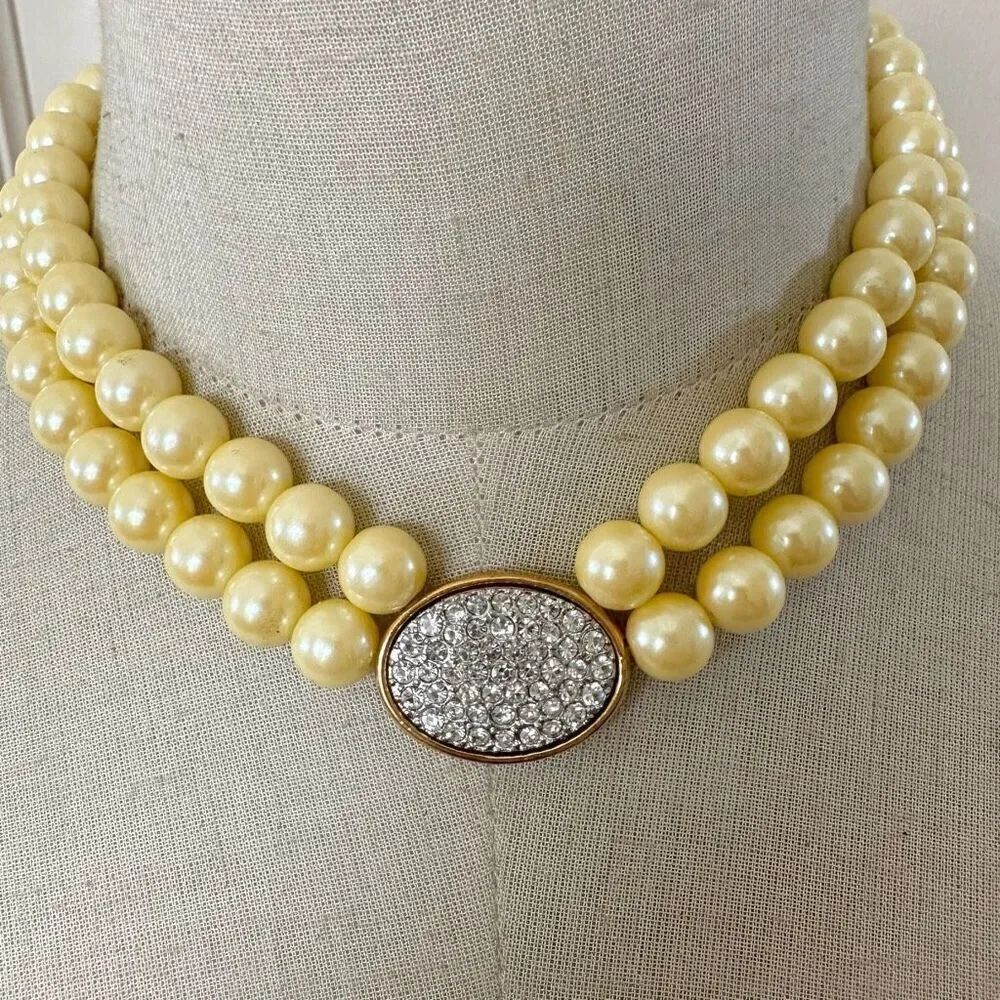 Avon "President's Recognition" pearlesque necklace